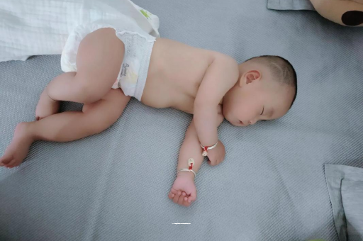 广州供卵代怀包生男孩宝宝拍嗝的正确方法